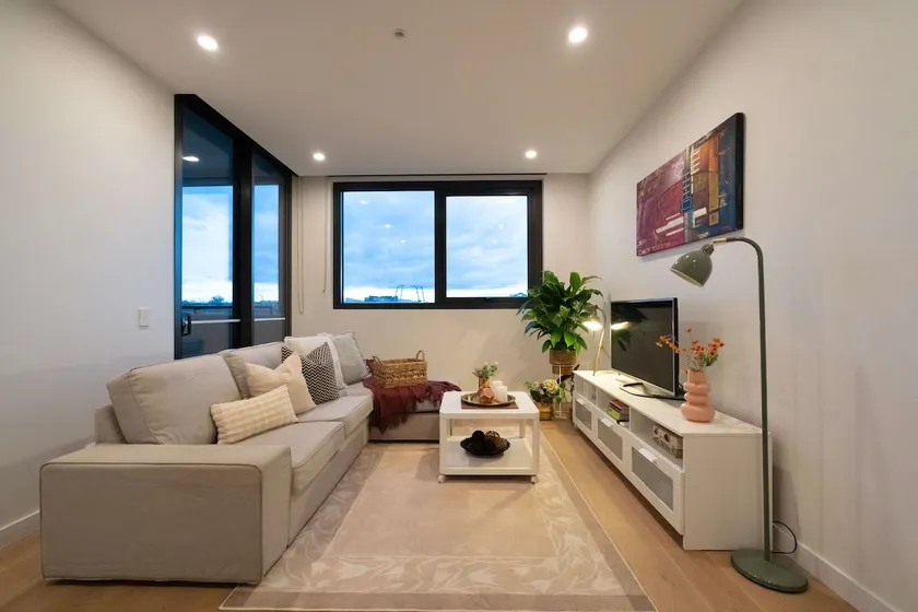 Cozy 2BR Apartment with Parking | Cafes & Shops Nearby - Image 1