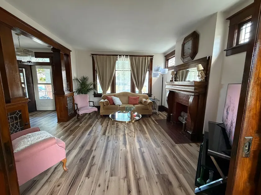Elegant Family Retreat Near - Image 1