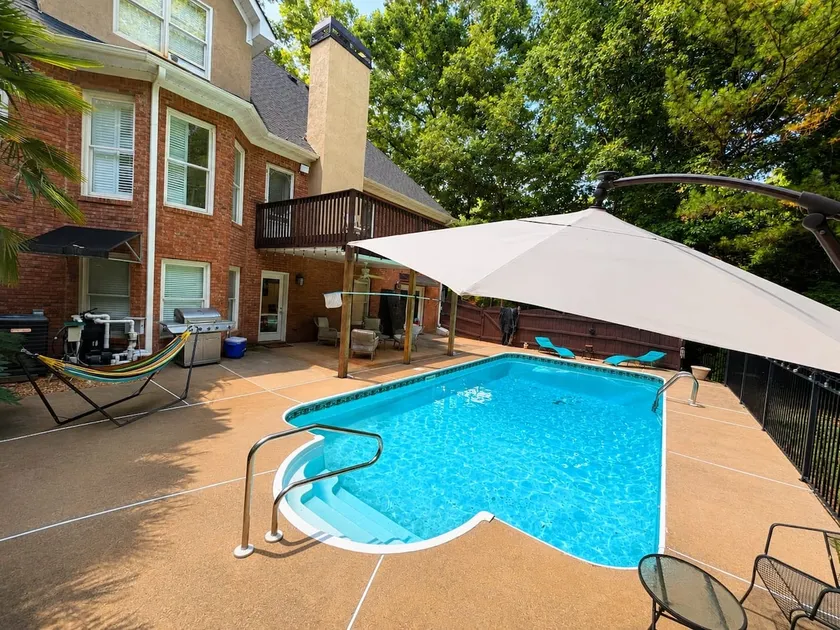 Poolside Retreat 25 mins From the Airport - Image 1