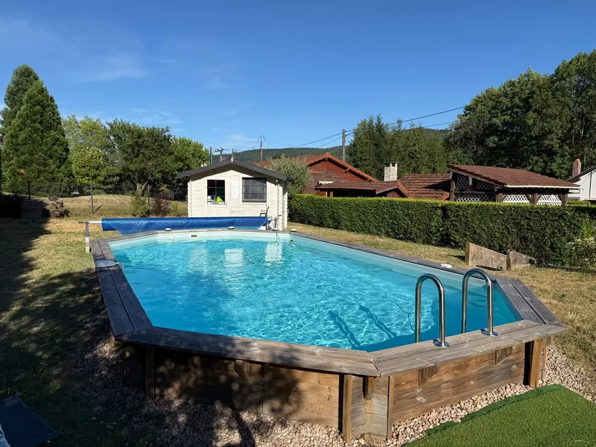 Vacation home with pool - Image 1