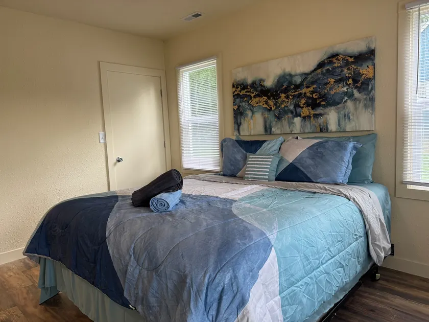 Cozy 3BR Home | King Bed | Near Stadiums & KC - Image 1