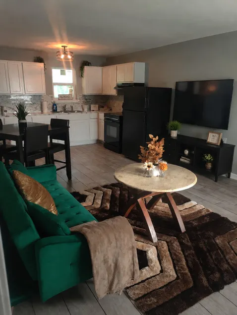 Modern 1BR | 3 Min Plants | LSU | Travel Pros - Image 1
