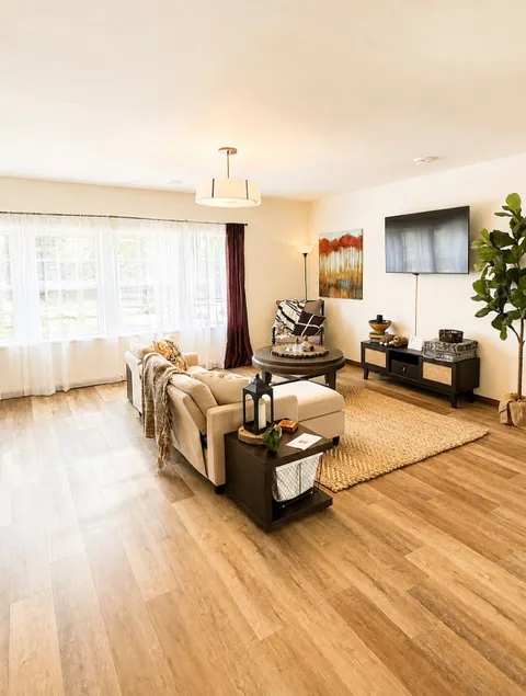 Driftwood Den Apt-Downtown Stoughton- Sleeps 7 - Image 1