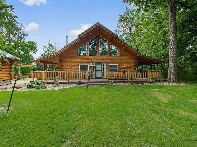 Beautiful Built Pine Log Cabin at Lake Panorama - Image 1