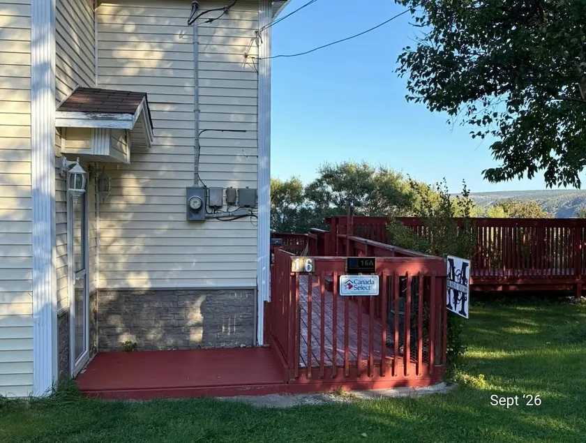 Murray House Vacation Home: Pet friendly, mature trees, near the ocean & coast - Image 1