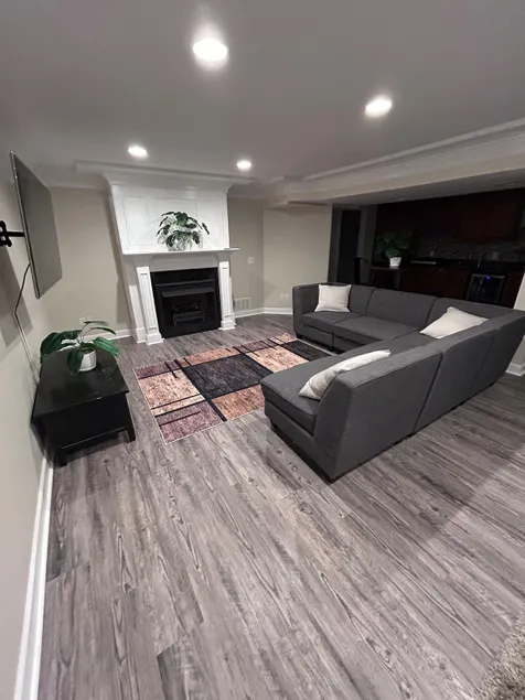 Lower Level Executive Suite 5 Minutes from Airport - Image 1