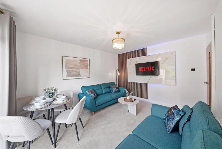 Spacious 4-Bed Nottingham Getaway | Parking - Image 1