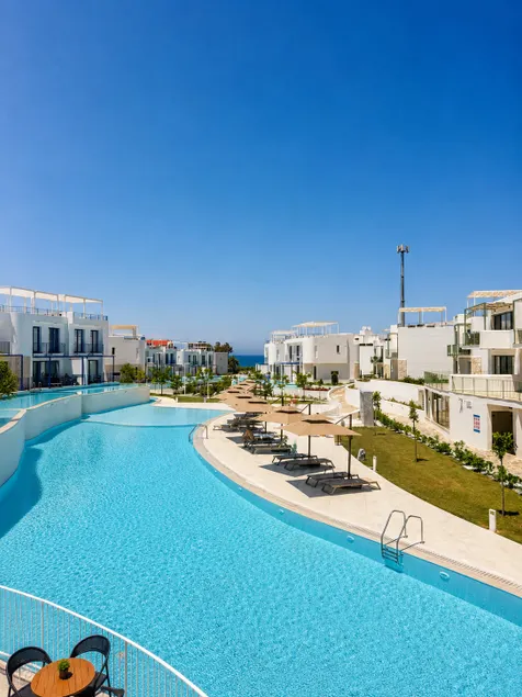 Modern rooftop apartment with sea view & pool - Image 1