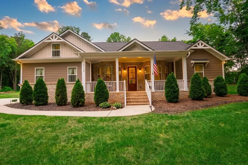 Bales Manor - Spacious Family Retreat on 1 Acre - Image 1
