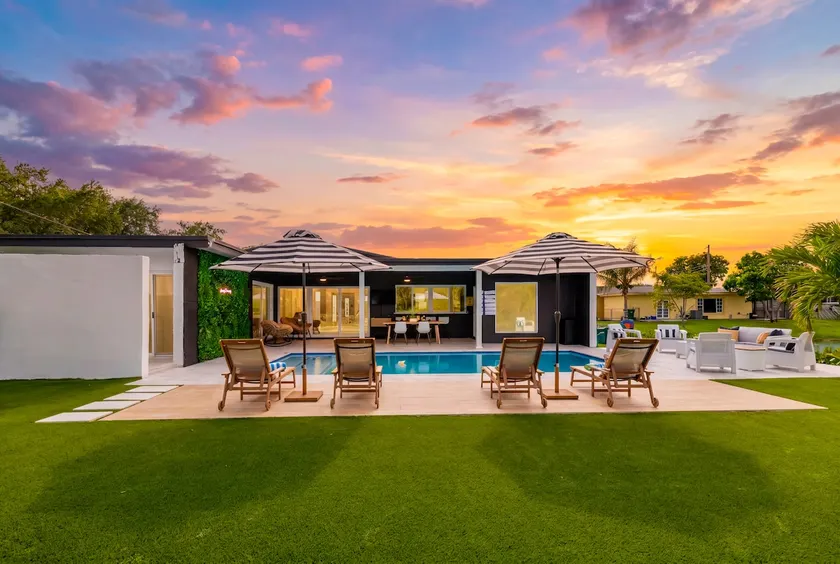 Luxe Lagoon Villa | Heated Pool | Sleeps 14 | Pet - Image 1