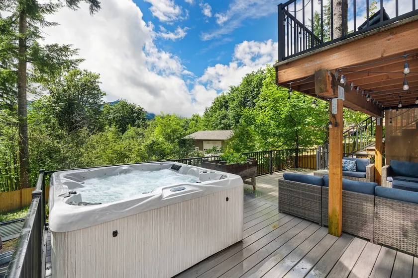 Mountain Ridge Retreat with hot tub & fire pit - Image 1