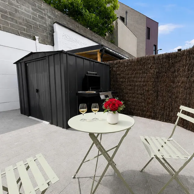 Luminous studio with patio in the city center - Image 1