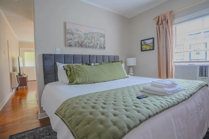 Centrally Located King Bed Midtown Crosstown 1434 - Image 1