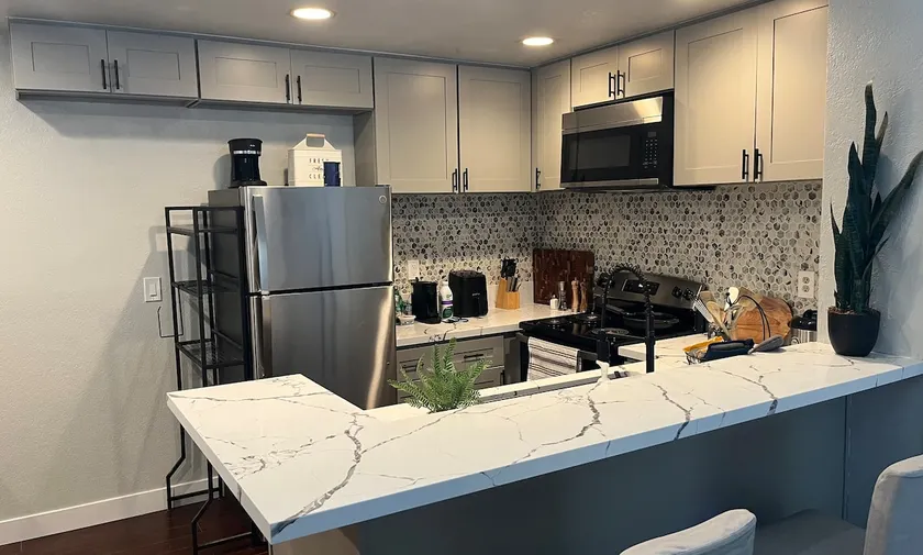 Brand new 1BR with pool Near Six Flags & Valencia - Image 1