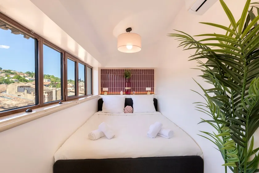 Fleur de Lavande Suite - Downtown Apt, Air Conditioning & View - Image 1