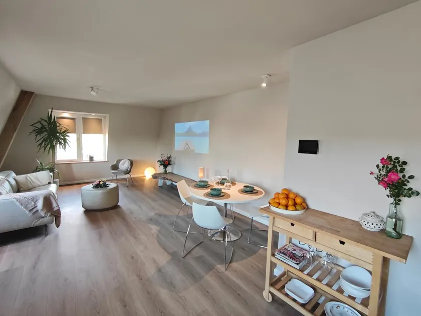 Stylish Apartment with Beamer Near the Station - Image 1