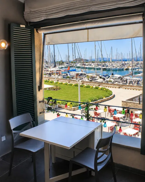 La Terrazza sul Porto, sea on foot and parking space - Image 1