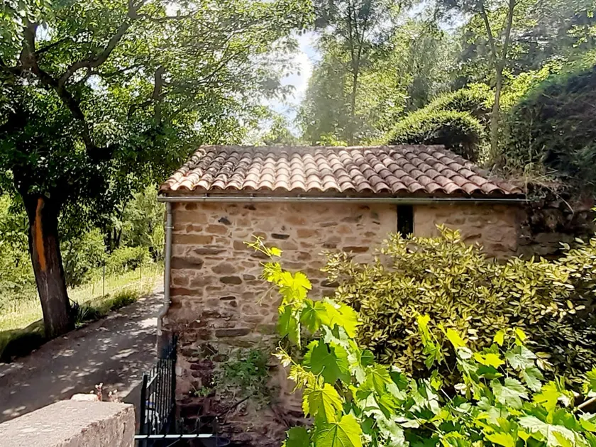 Rustic vineyard house - Image 1
