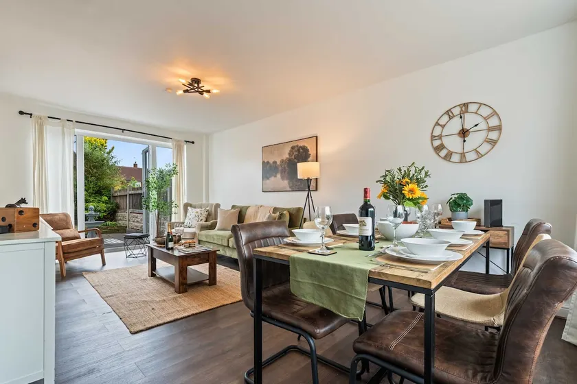 Comfortable 3-Bed House in Leeds by 53 Degrees Property, Sleeps 5 with Parking & Garden! - Image 1