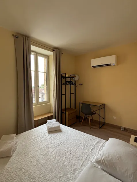 Air-conditioned room - historic heart of Rieupeyroux - Image 1