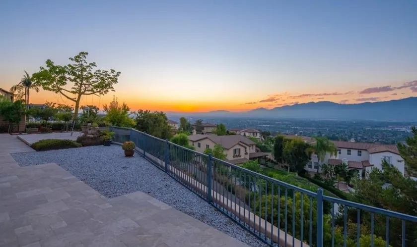 Cinematic Hillside Escape Views &Luxury Interiors - Image 1