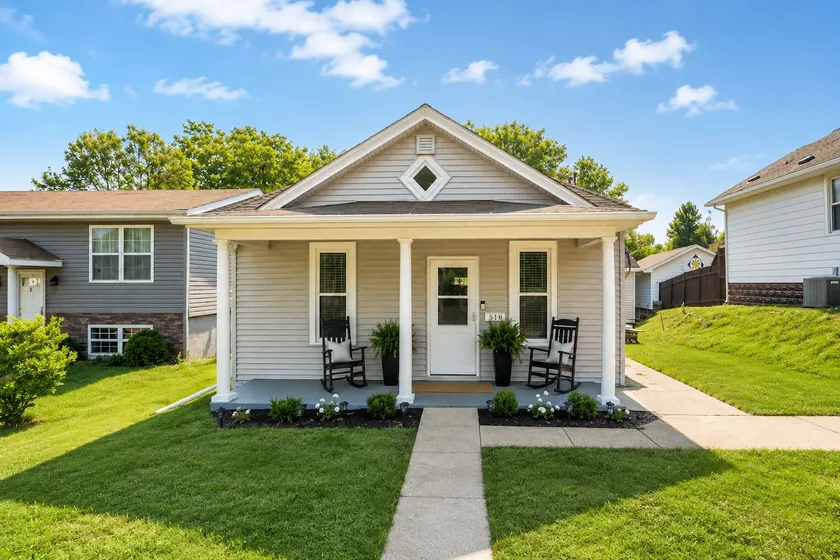 Cozy 2BR • Sleeps 6 • Snacks + Streaming - Image 1