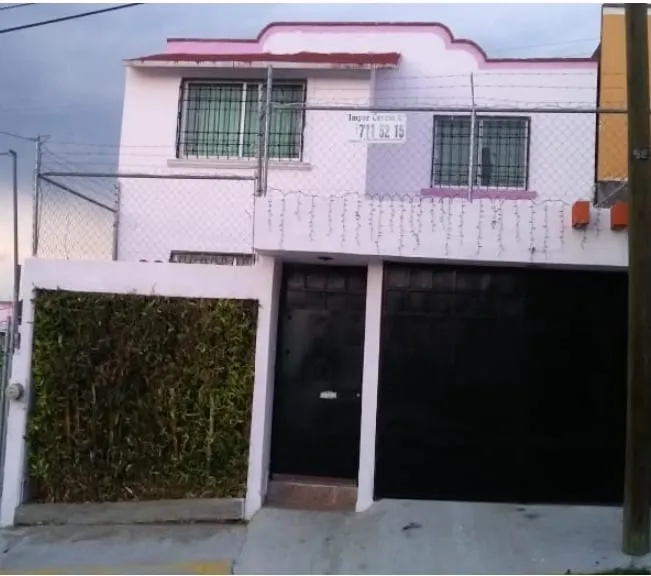 Spacious Family House in a Residential Development - Image 1