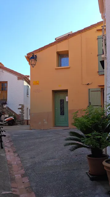 House in the heart of the village - Image 1