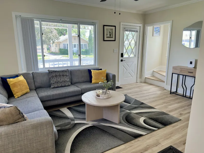 3BR House | Sleeps 6 | Sunroom | Free Parking - Image 1