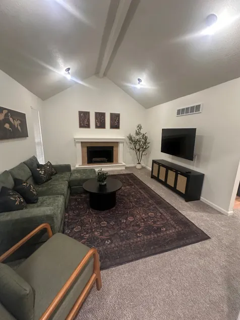 Charming 4 bedroom home near entertainment hub - Image 1