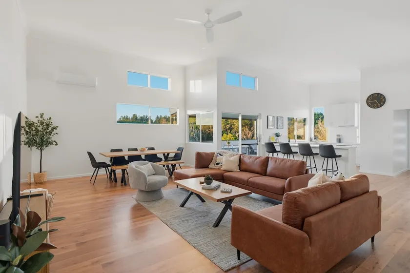 Stylish Escape with Panoramic Hill Views I Sleeps 12 - Image 1
