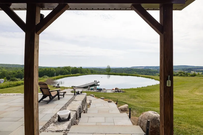 Bella Vista/50-Acre Retreat, Pond & Hot Tub - Image 1