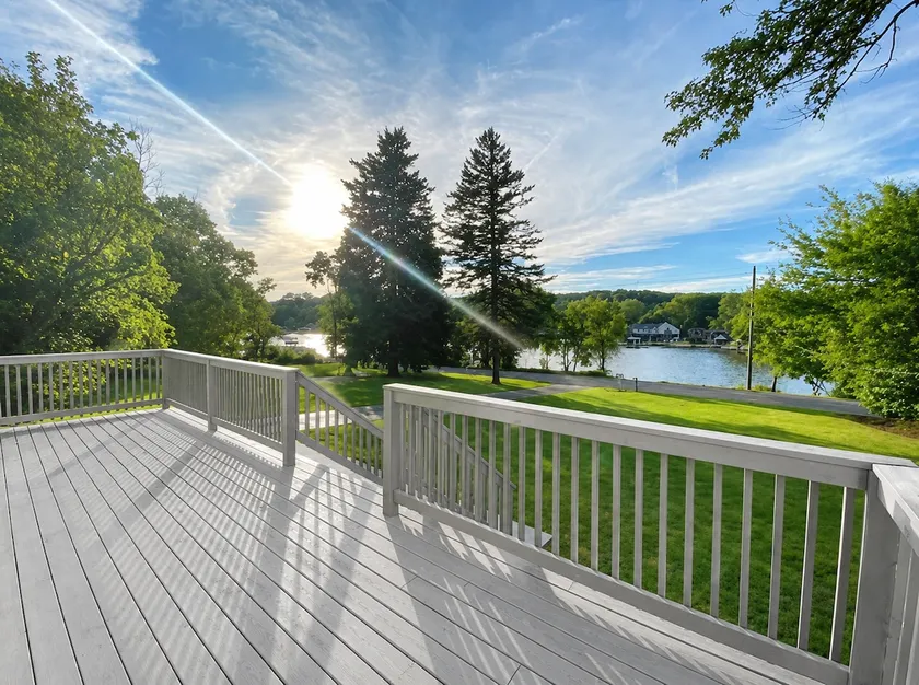 Spacious Water Front Oasis - Image 1