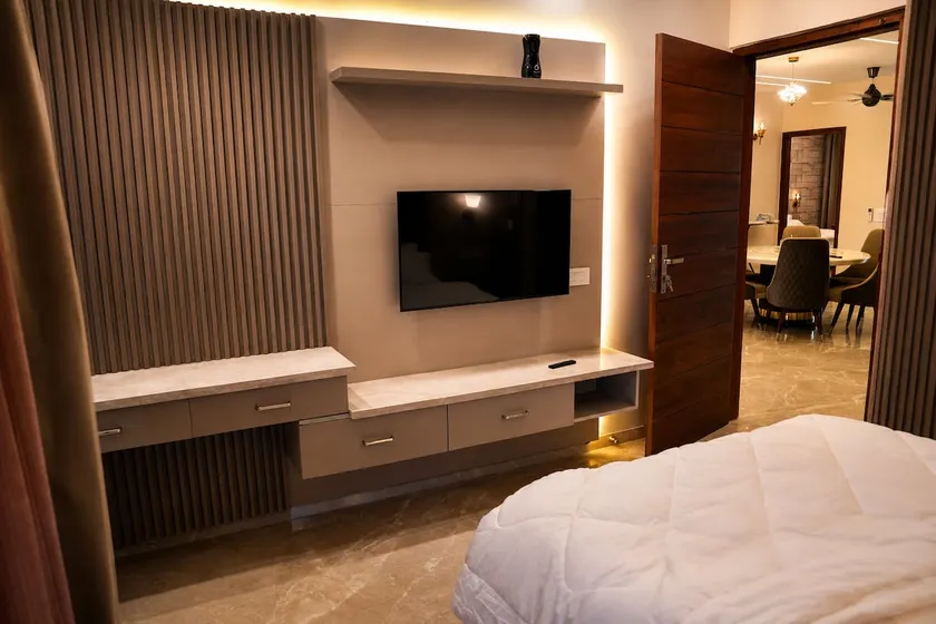 The Royal Stay - Image 1
