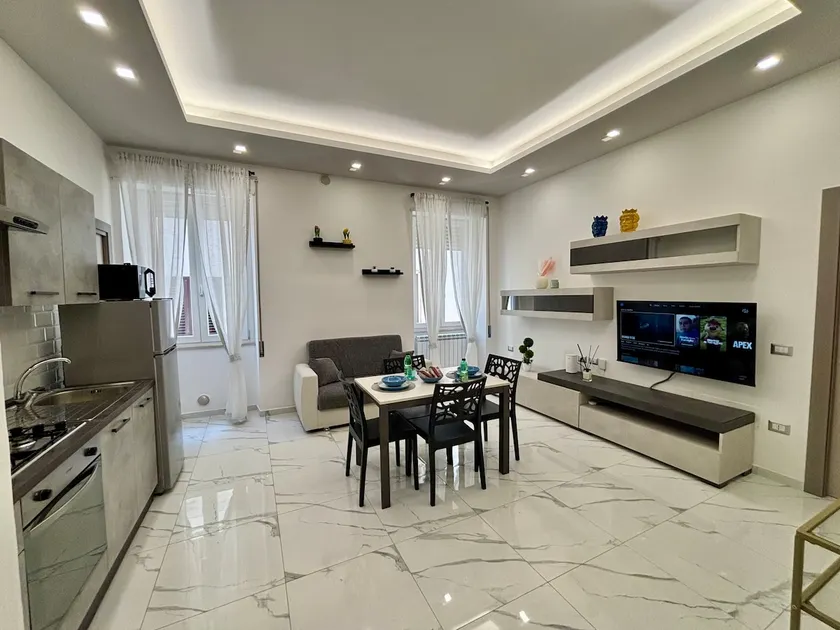 Bright apartment in the center of Battipaglia - Image 1