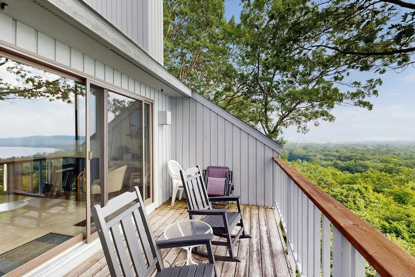Condo in Glen Arbor with Lake Michigan sunset views fireplace deck washer & dryer - Image 1