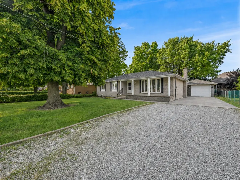 Cozy Tree-Lined Windsor Retreat - Image 1