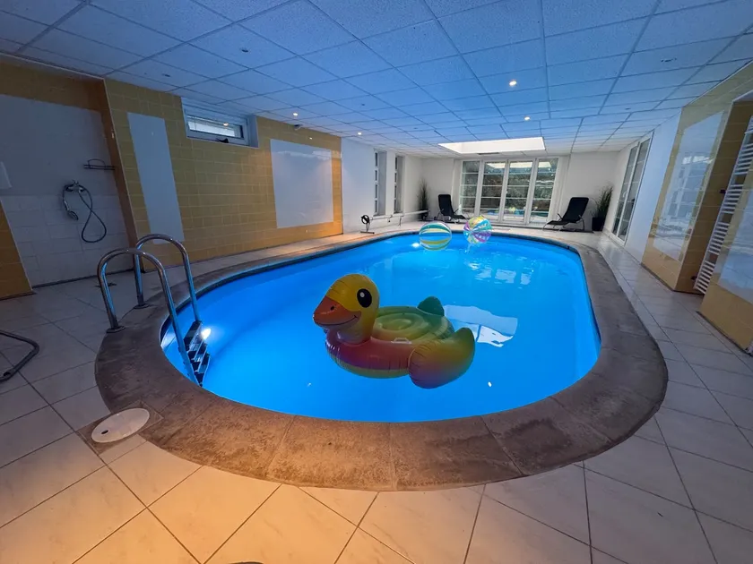 The Mirror Pool, Sauna & Free Parking - Image 1