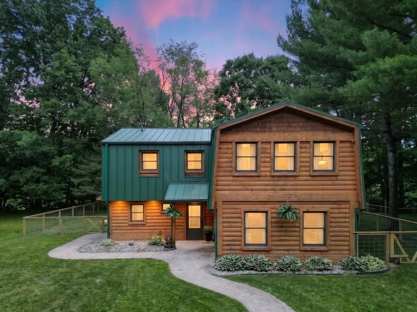 Lazy Cast Lodge: Hot Tub|King Bed|Sleeps 12|Quiet - Image 1