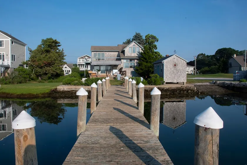The Lobster Shack- Waterfront + dock Beach house - Image 1