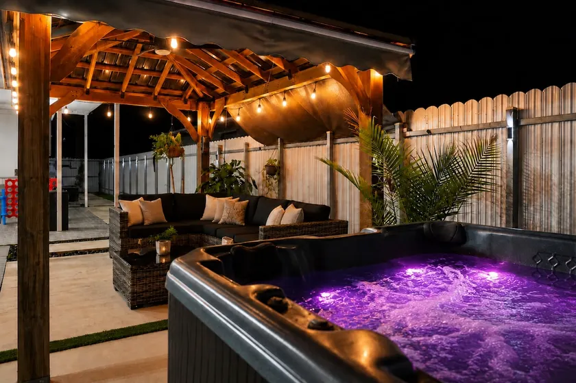 Hot Tub Oasis | Games | Near Hard Rock and Beach - Image 1