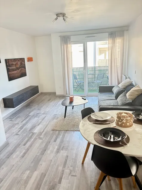 Bright cozy space on the outskirts of Paris - Image 1
