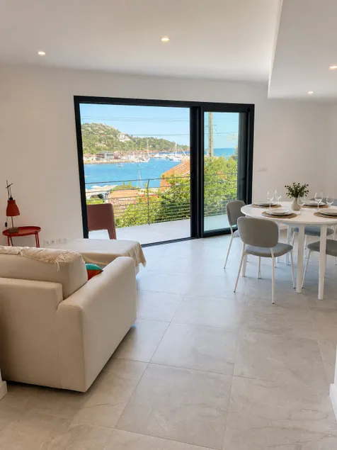 Sea-view balcony • Beach 1 min away • Parking - Image 1