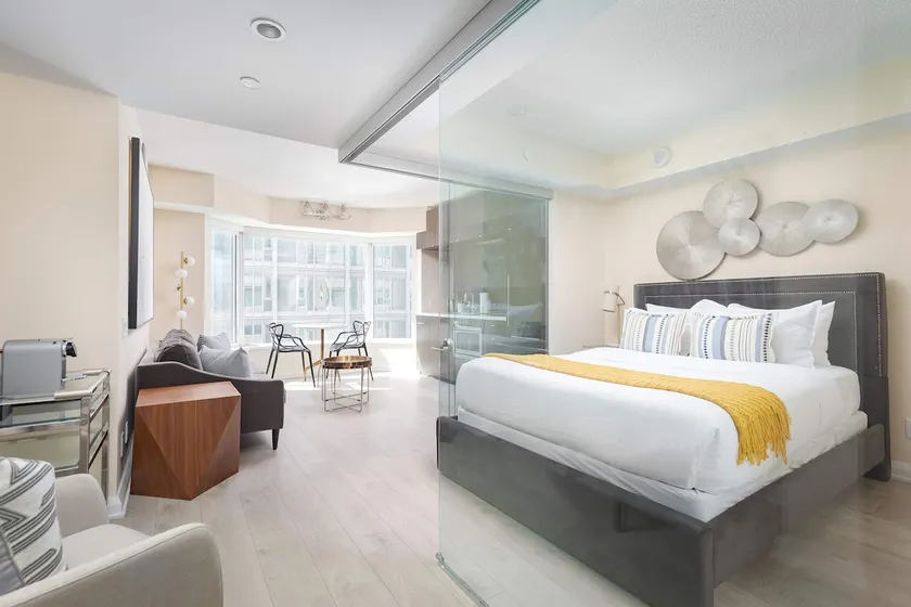 Designer 4 Seasons Luxury Bldg of Yorkville! - Image 1