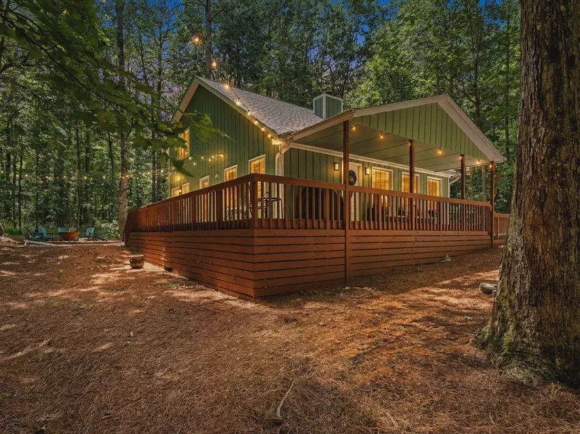 Cozy Lake House Retreat Firepit and Game Room - Image 1