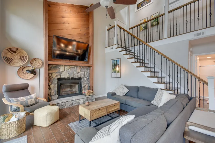 Private Dock! Waterfront Family Gem in Lake Ozark - Image 1