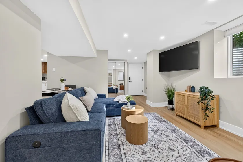 Modern 2 King Suite• Parking• DT Whitby - Image 1