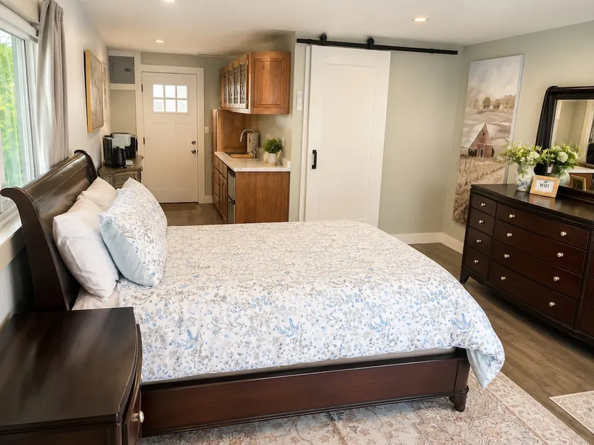 Bluebird Knoll Studio Apartment - Image 1