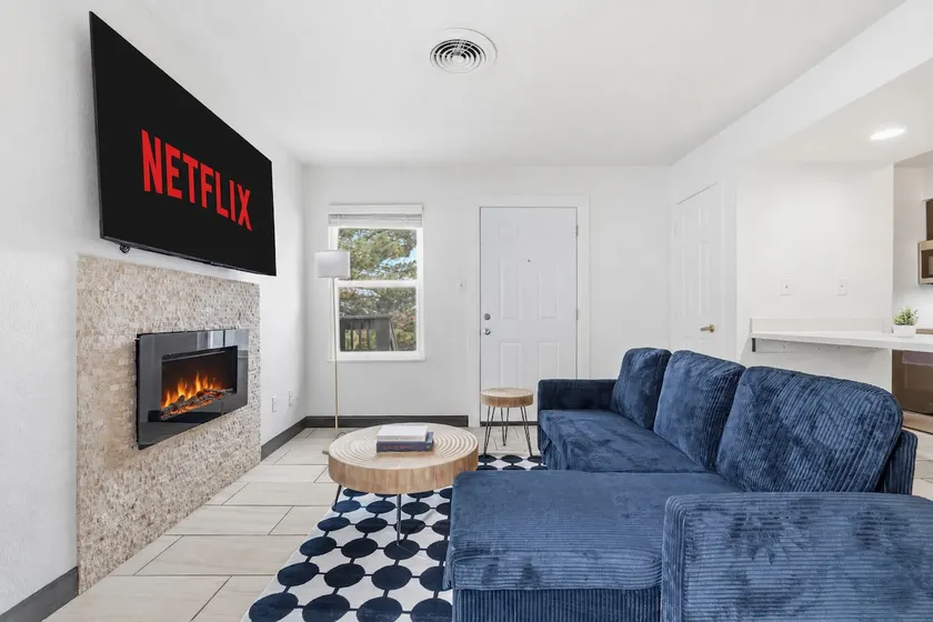 Modern Studio | Pool | Free Parking | Gym - Image 1