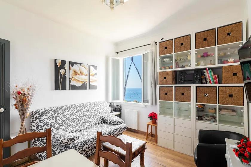Cozy 1-bedroom apartment with stunning sea views - Image 1
